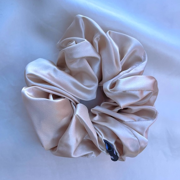 Très Silk - Large 100% Mulberry Silk Scrunchie - Picture 4 of 6